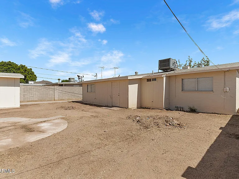 2246 W Sierra St — Photo 44