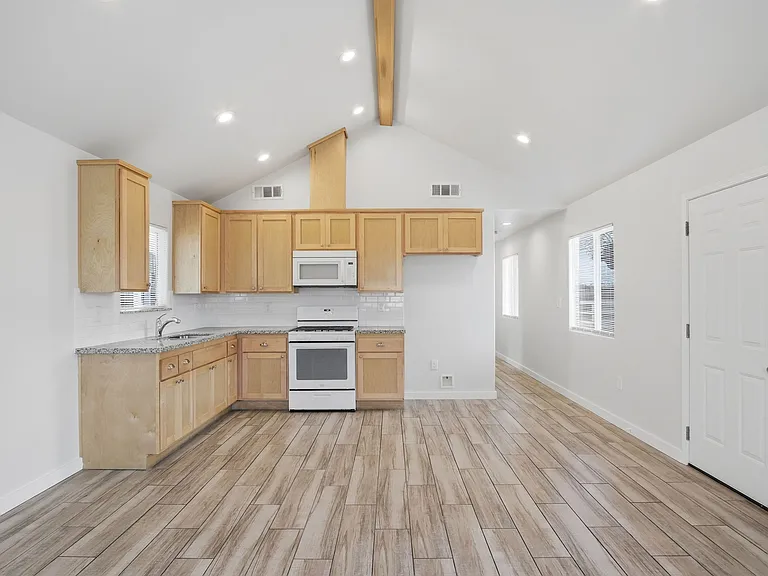 15603 August Ave — Photo 8