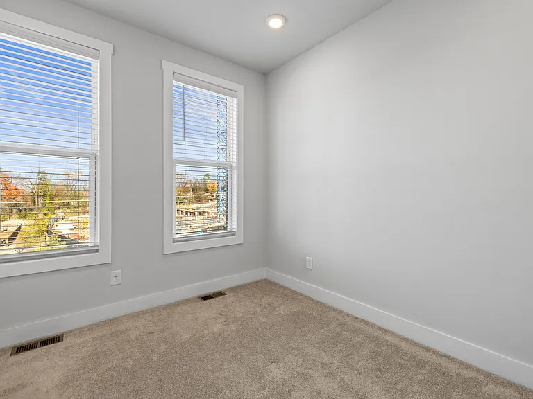 539 W Tremont Ave — Photo 29