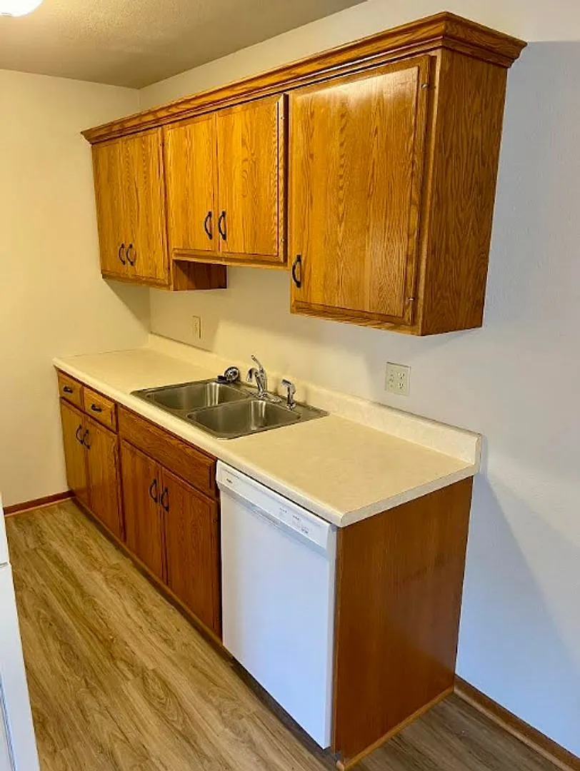 Seiberling - Hallcrest Apartments - 409 East 15th Street — Photo 3