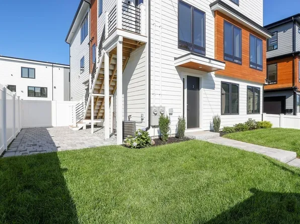 31 Hall St #1, Waltham, MA 02453