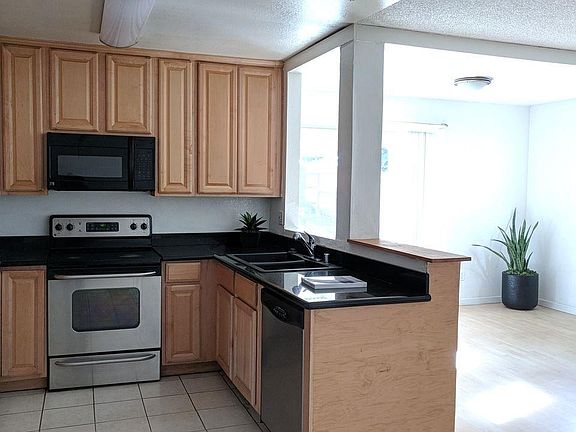 4th image of 210 Yosemite Dr