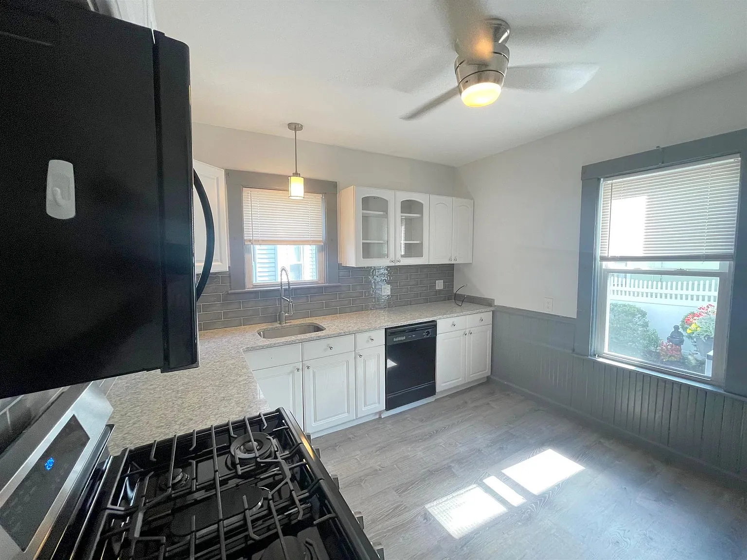 2 bed, 1050 sqft, $3,300 — Photo 3