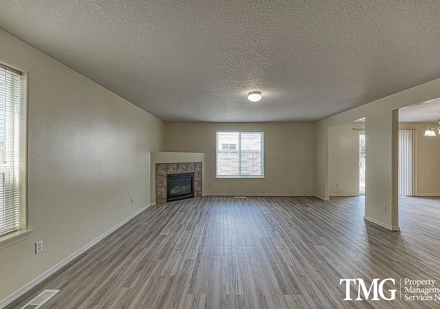 Spacious 4 Bedroom Home w/ Upstairs Laundry & Fully Fenced Yard! — Photo 3