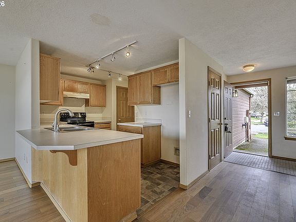 5th image of 190 NE Skylar St