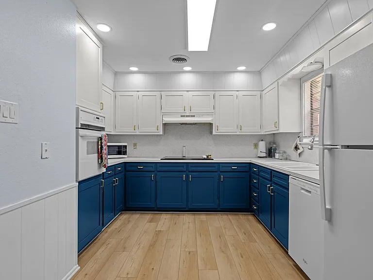 3700 Fairmont Dr — Photo 9
