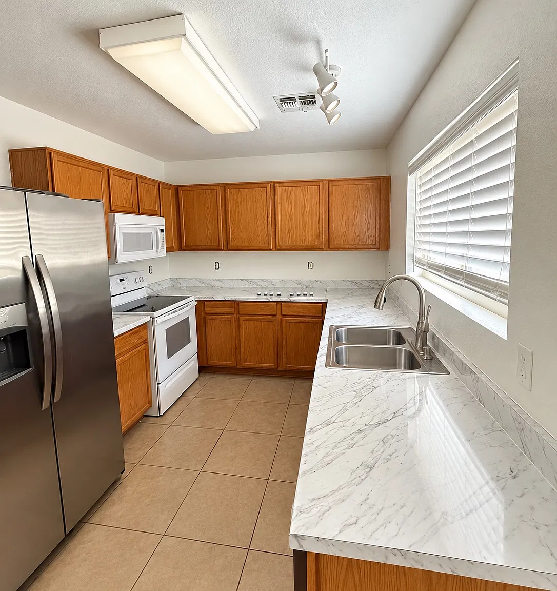 3 bed, 1195 sqft, $1,950 — Photo 4