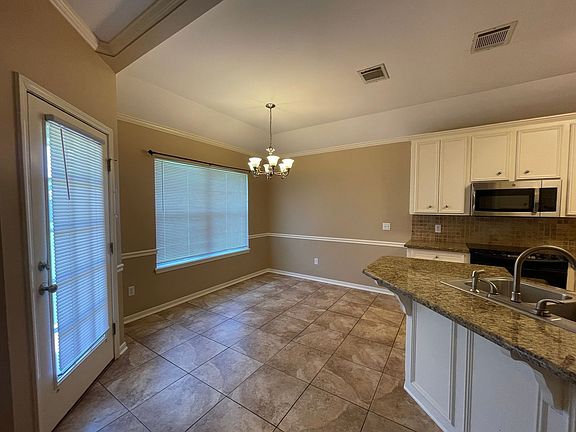 4th image of 2922 Le Oaks Dr