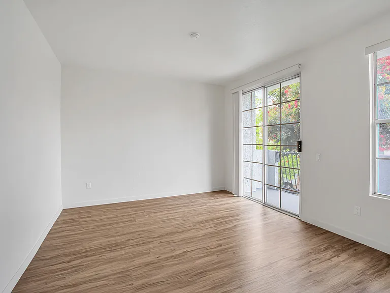 10823 Hortense St — Photo 8