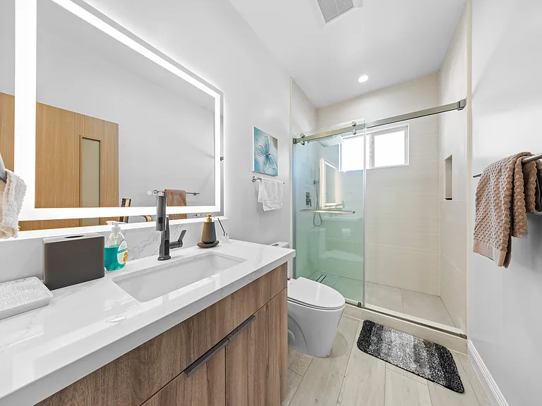 422 Roosevelt Ave — Photo 8