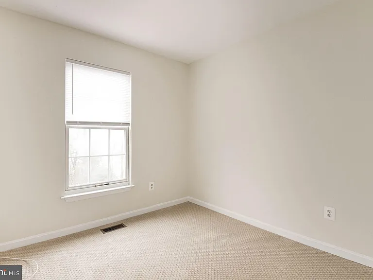 22037 Manning Sq — Photo 33