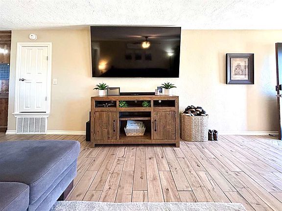 5th image of 815 W D Ave