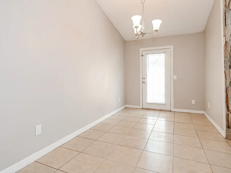1834 Manitoba Ct N — Photo 5