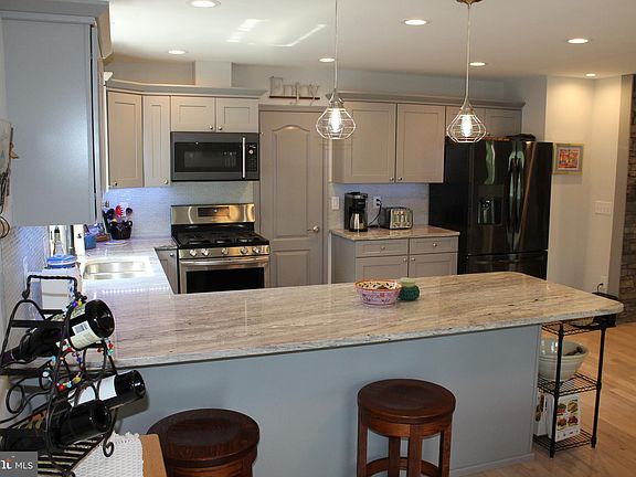5th image of 293 Clubhouse Ct