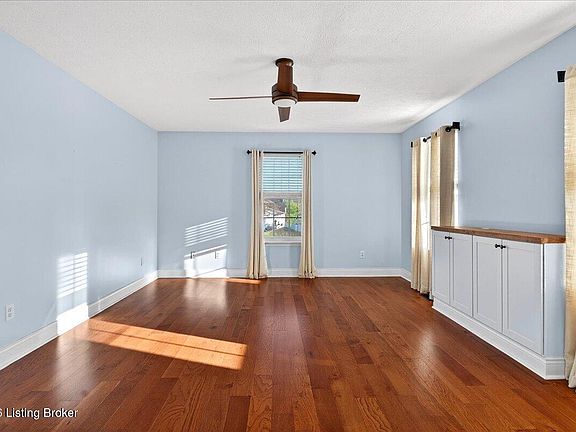 4th image of 15 Harrington Ave