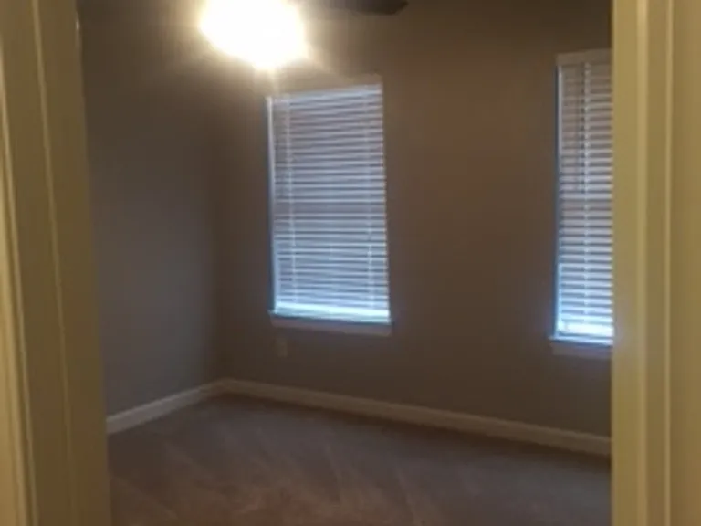 606 Sabine St — Photo 8