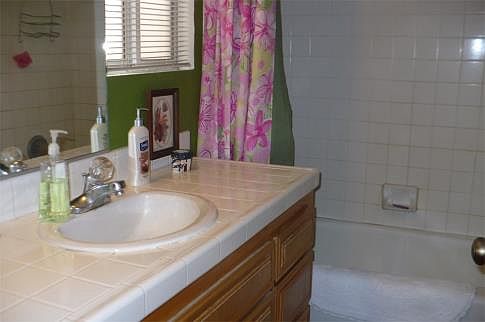 4th image of 515 Reposo St