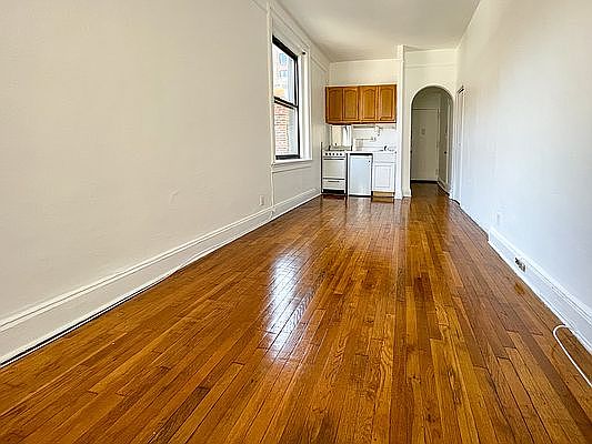 2nd image of 167 W 71st St APT 15