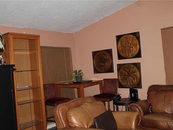 4th image of 936 Robinhood Ct
