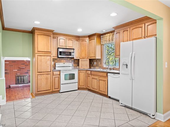 5th image of 2724 Coventry Dr