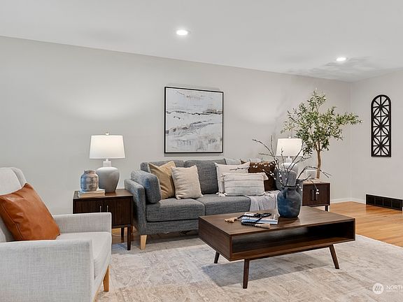 5th image of 16715 5th Avenue NE