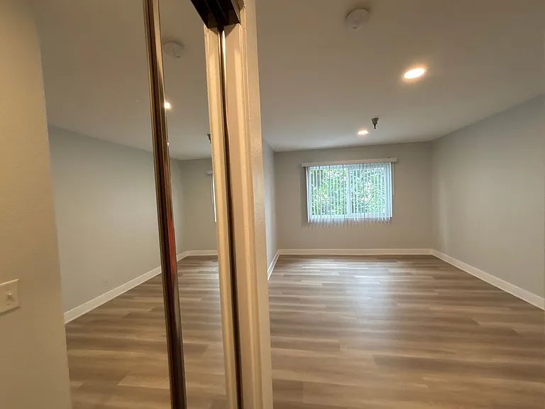 110 S Sweetzer Ave — Photo 32