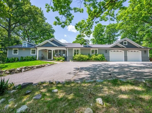 8 Sheeprock Rd, Kinnelon Boro, NJ 07405