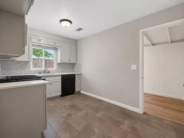 2297 Beaumont St — Photo 8