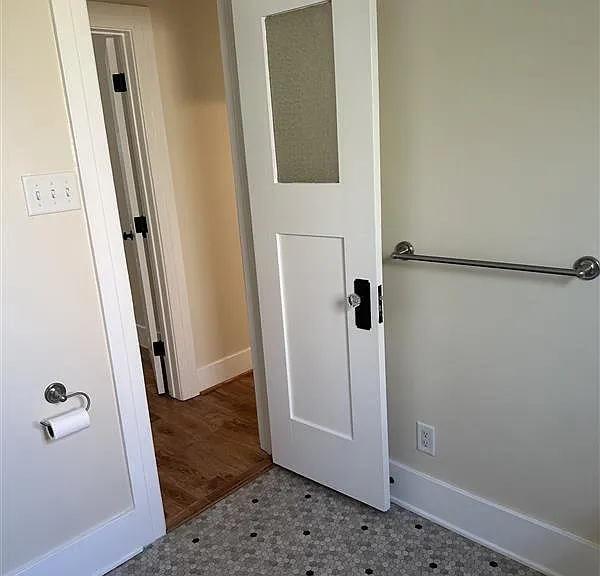 2831 Rowena Ave — Photo 9