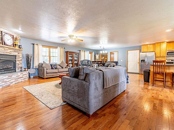4th image of 347 Whispering Oaks Dr