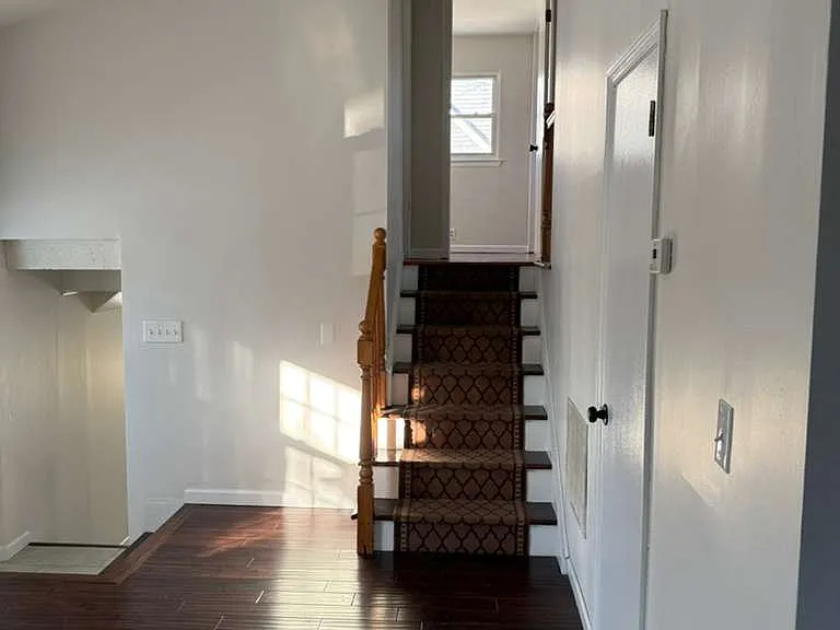 995 Hunt Dr — Photo 5