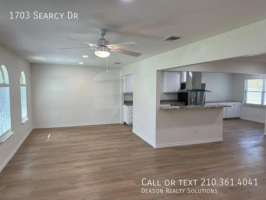 1703 Searcy — Photo 3