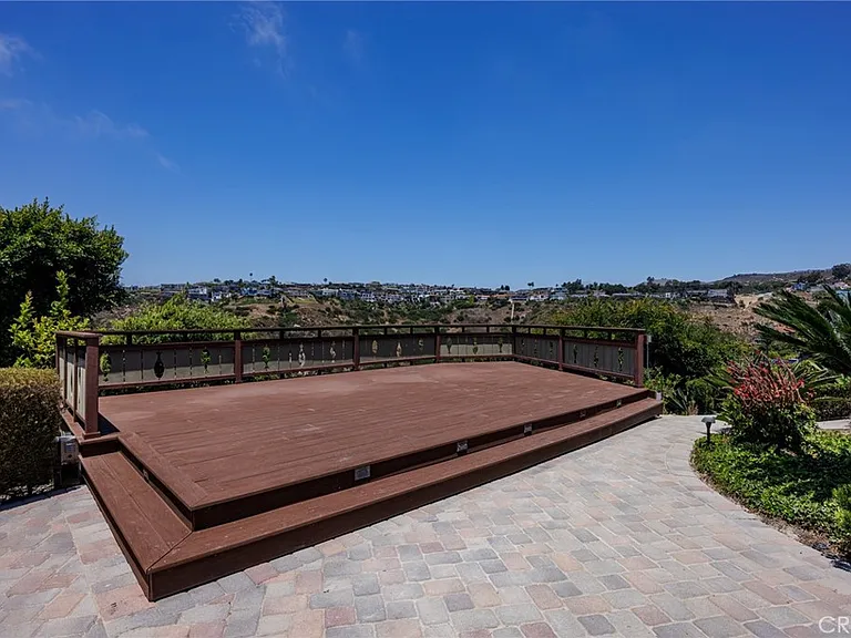 1840 Temple Hills Dr — Photo 53