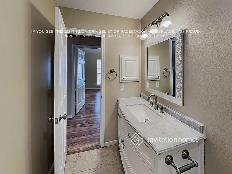 1046 Essex Dr — Photo 15
