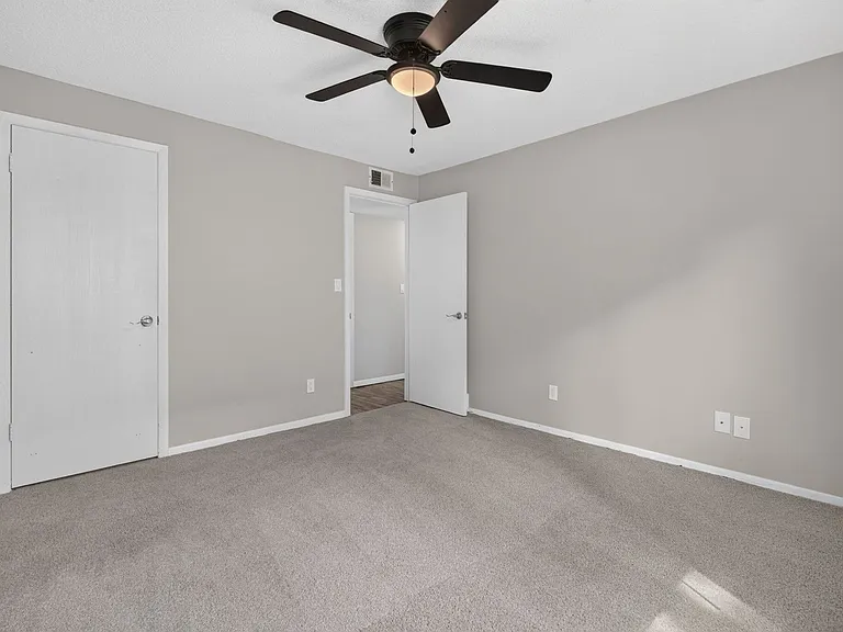 Hollow Hills Apartments — Photo 129