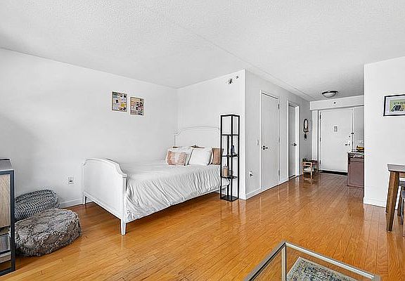 3rd image of 555 W 23rd St APT N4g