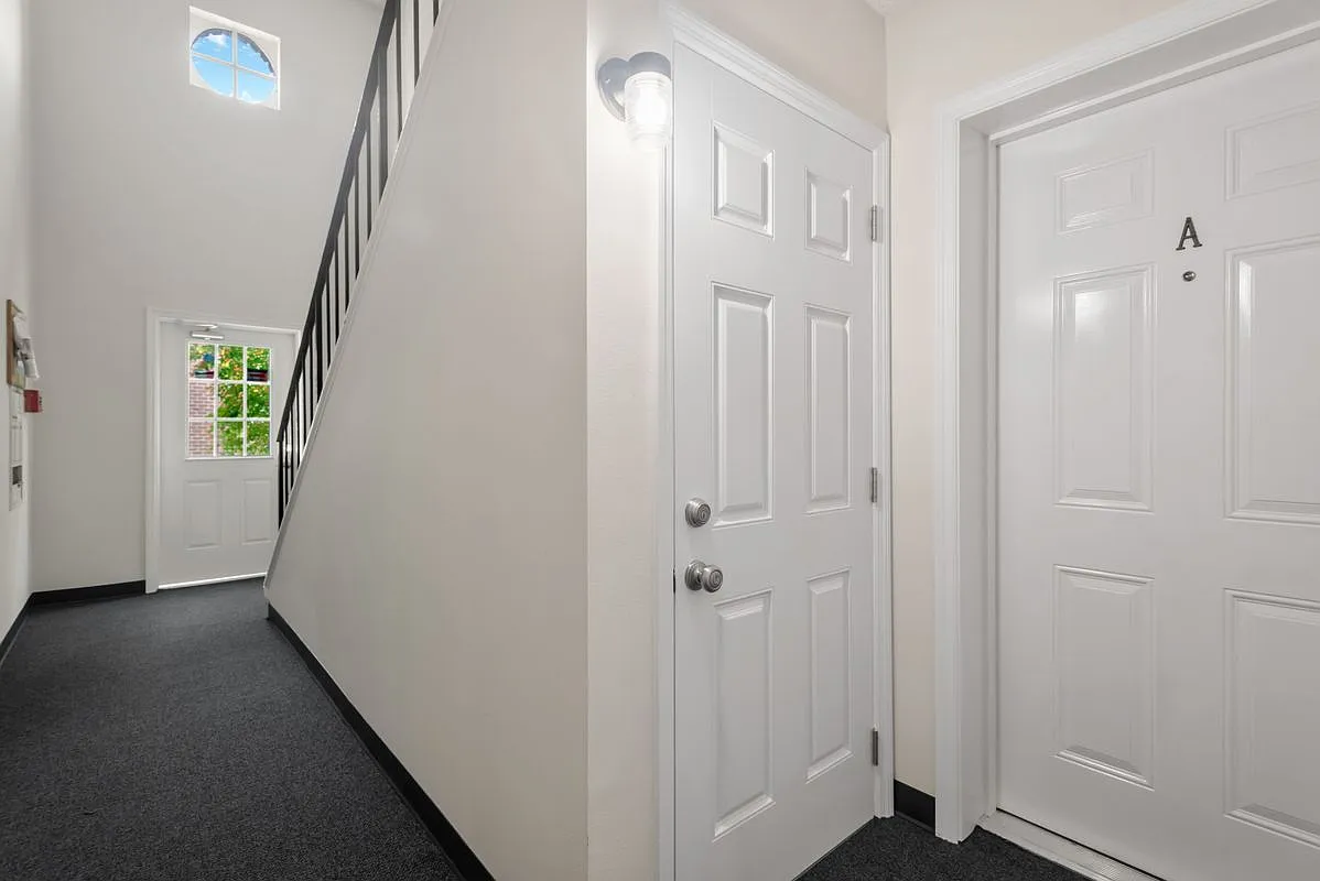 2 bed, 1.0 bath, 900 sqft, $1,950 — Photo 2