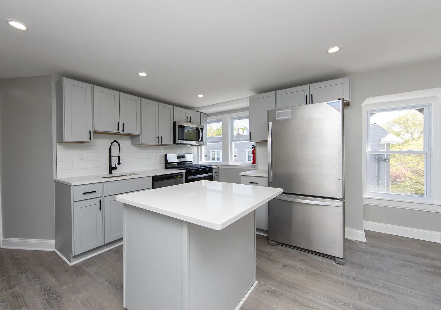 1033 W Collings Ave — Photo 1