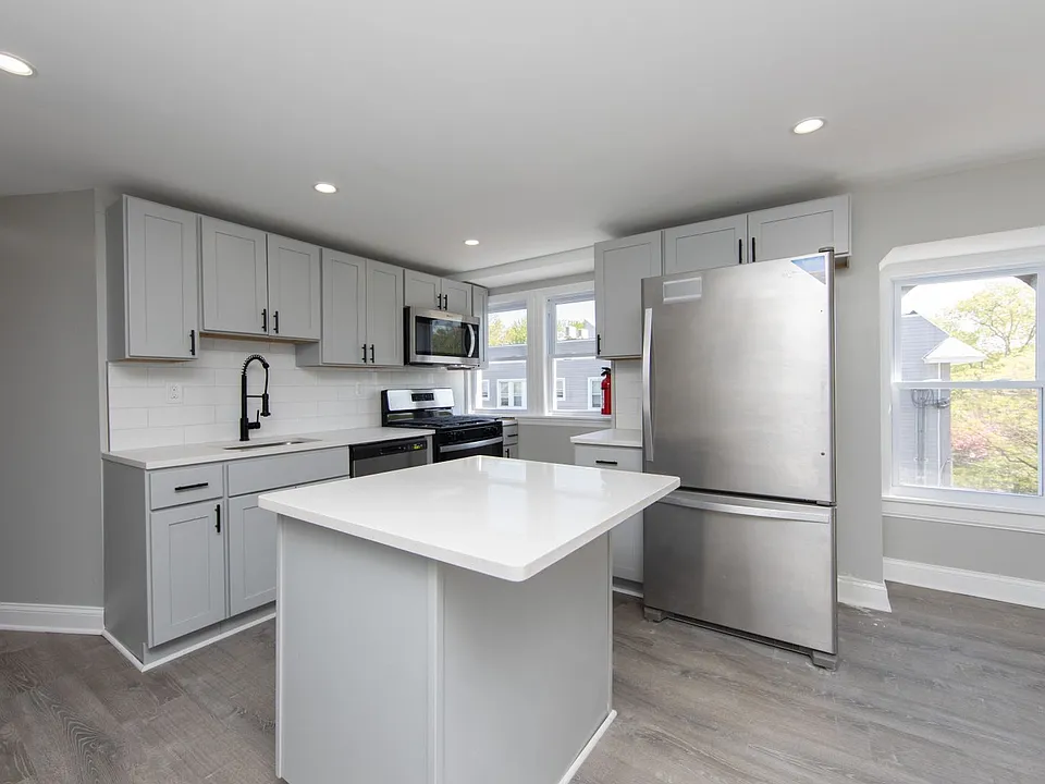 1033 W Collings Ave