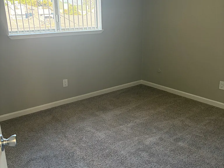 Lincoln Village Apartments — Photo 13