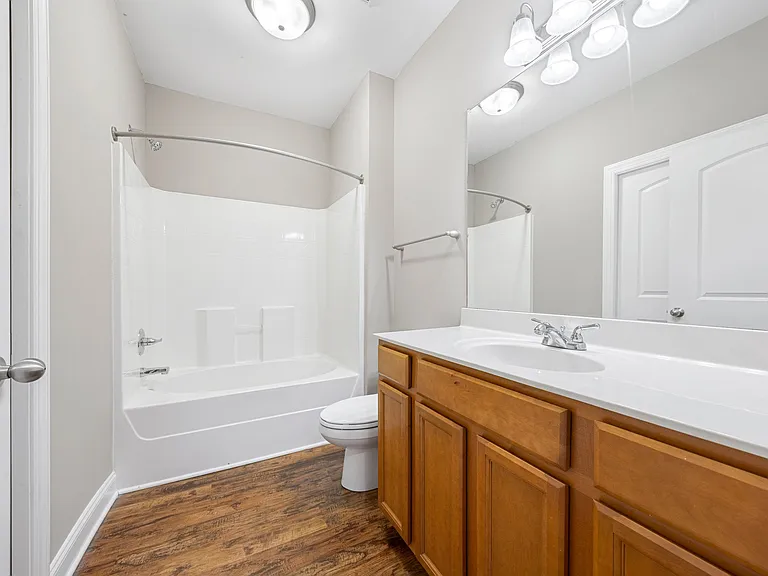 Mount Victor Olde Towne Luxury Apartments — Photo 96