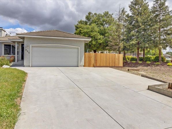 955 Valley Oak Dr, Hollister, CA 95023