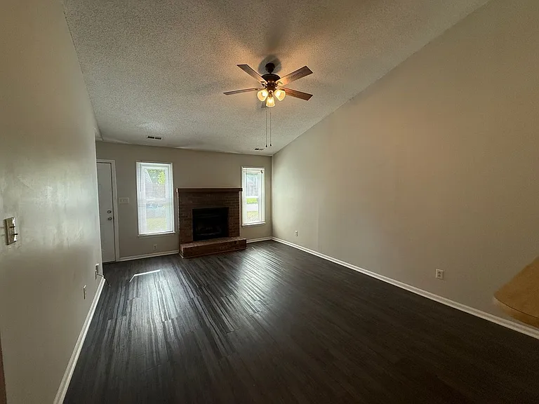 120 Corey Cir — Photo 3