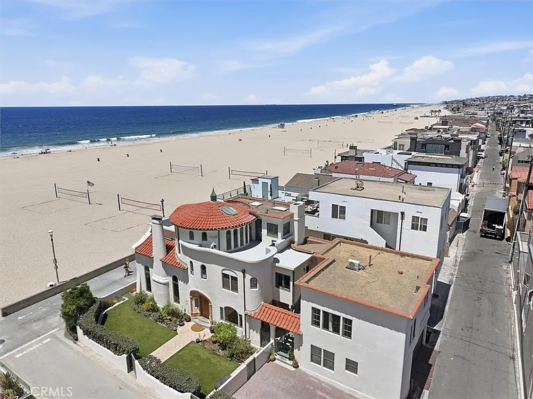 1602 The Strand — Photo 1
