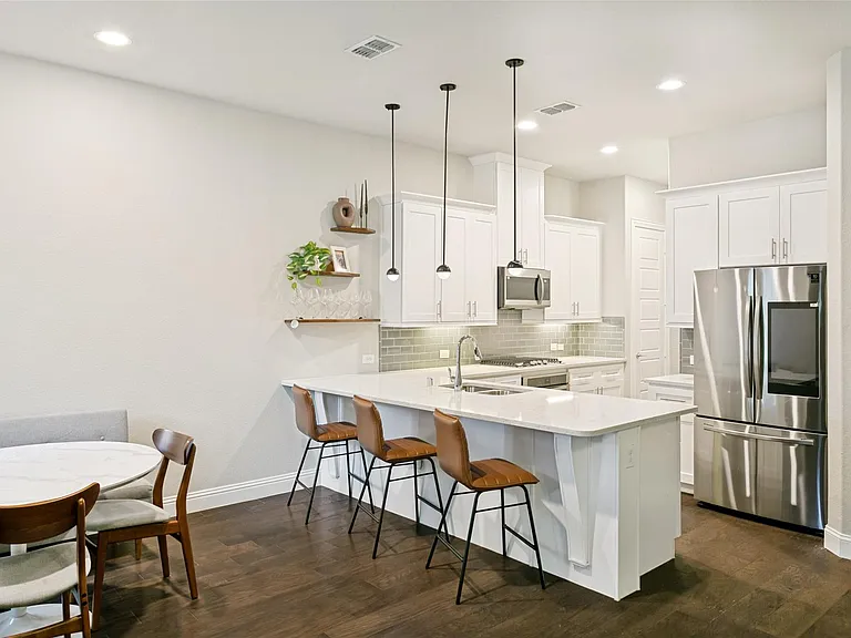 2209 Zenith Ave — Photo 7