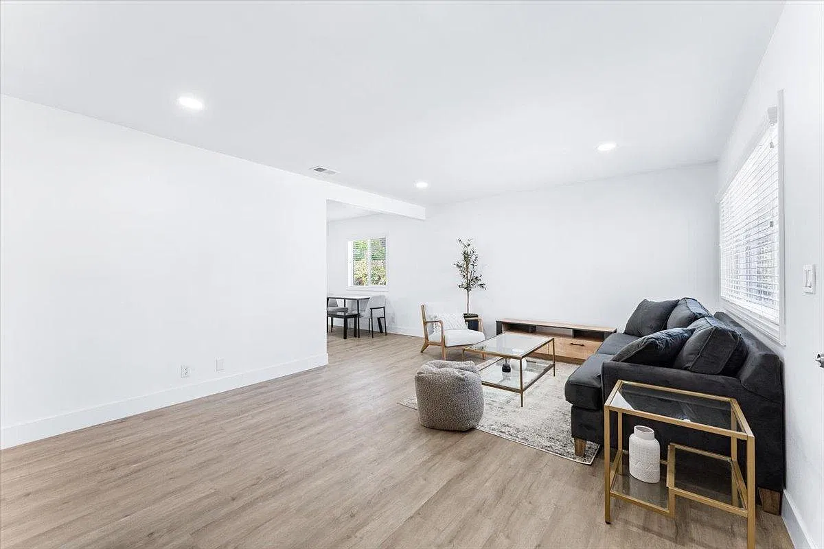 2 bed, 840 sqft, $3,495 — Photo 2