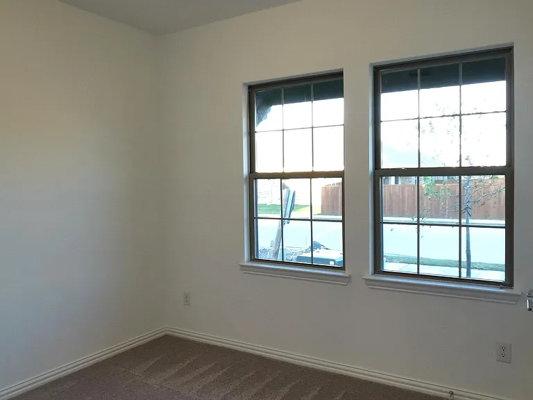 2405 Lovegrass Ln — Photo 9