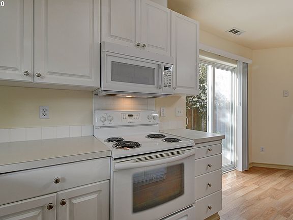 3rd image of 5900 NE 33rd Cir