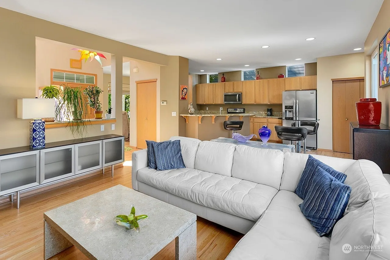 3 bed, 2.5 bath, 2080 sqft, $4,250 — Photo 4