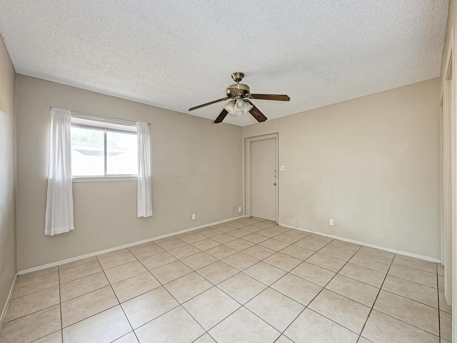 2 bed, 1.0 bath, 1760 sqft, $1,500 — Photo 2